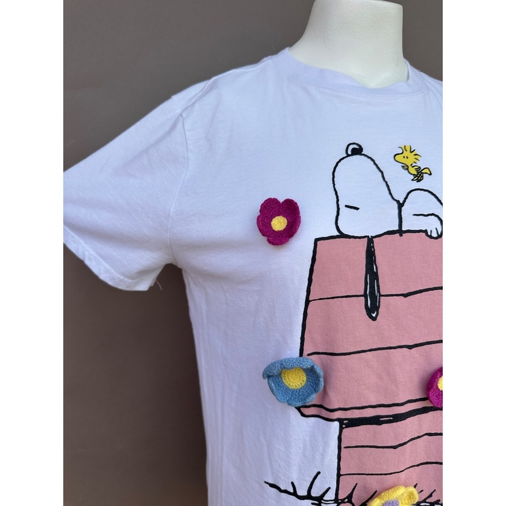 Peanuts Snoopy Women's White Tee Crochet Flowers Top L Short Sleeves Crew Neck - Picture 4 of 14